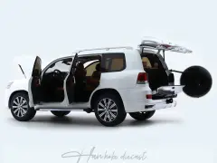 Toyota Land Cruiser LC200 white 1:18 Kengfai