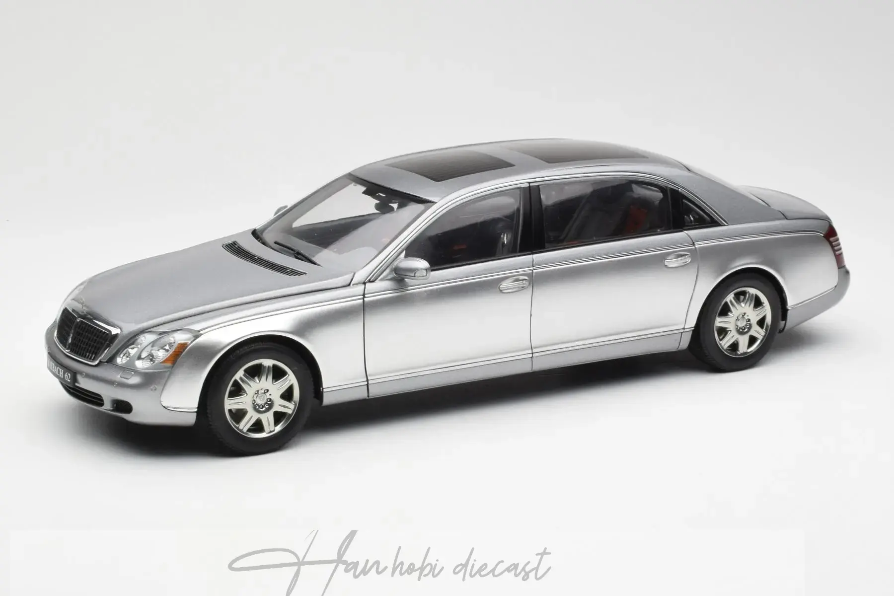 Mercedes-Maybach 62 LWB Himalaya Silver Dealer AUTOart 1/18