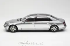 Mercedes-Maybach 62 LWB Himalaya Silver Dealer AUTOart 1/18