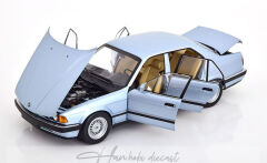 1/18 BMW E32 Series 7 730i Limousine 1986 1994 Light Blue
