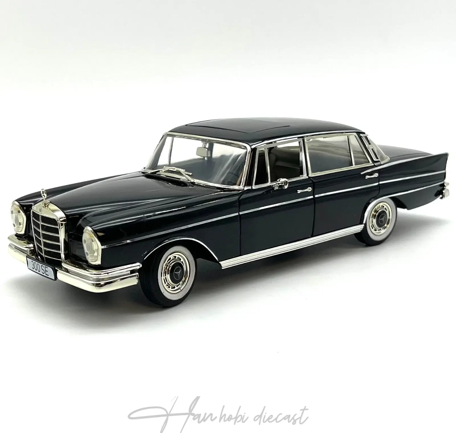 Mercedes Benz 300 SE Limousine 1965 Revell 1:18