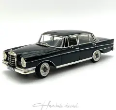 Mercedes Benz 300 SE Limousine 1965 Revell 1:18