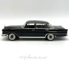 Mercedes Benz 300 SE Limousine 1965 Revell 1:18