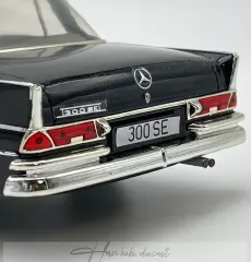 Mercedes Benz 300 SE Limousine 1965 Revell 1:18