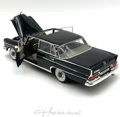 Mercedes Benz 300 SE Limousine 1965 Revell 1:18