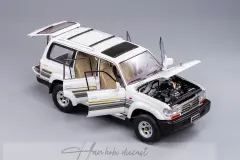 Land Cruiser Pearl White Left LHD 1990 KENGFAI 1:18